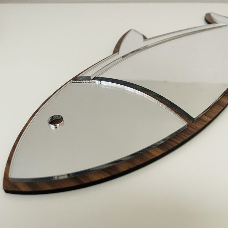 Miroir en forme de poisson en bois de noyer 59 x 27  cm – Image 2